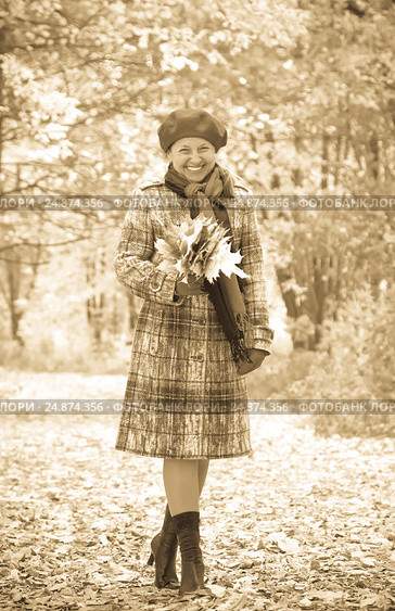 woman walking outdoors in autumn. Стоковое фото, фотограф Яков Филимонов / Фотобанк Лори
