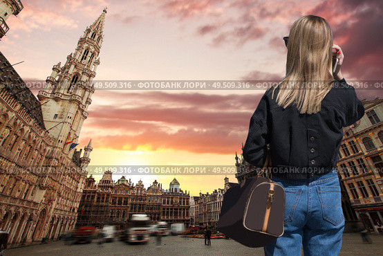 Woman walks in the evening in the center of Brussels. Стоковое фото, агентство Ingram Publishing / Фотобанк Лори
