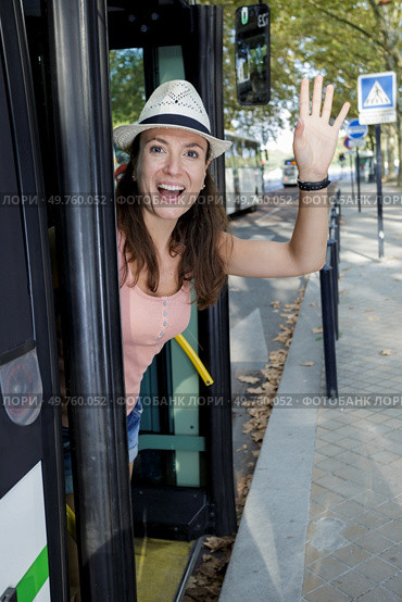 woman waving goodbye to their friends on the bus. Стоковое фото, агентство Ingram Publishing / Фотобанк Лори