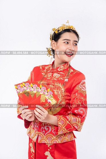 Woman wear Cheongsam suit smile to get gift money from relative in chinese new year. Стоковое фото, агентство Ingram Publishing / Фотобанк Лори