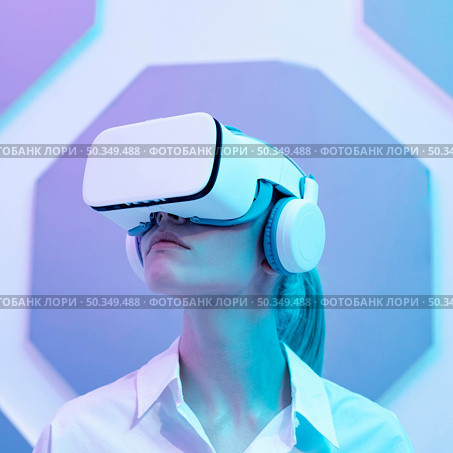 woman wearing virtual reality simulator. Стоковое фото, агентство Ingram Publishing / Фотобанк Лори