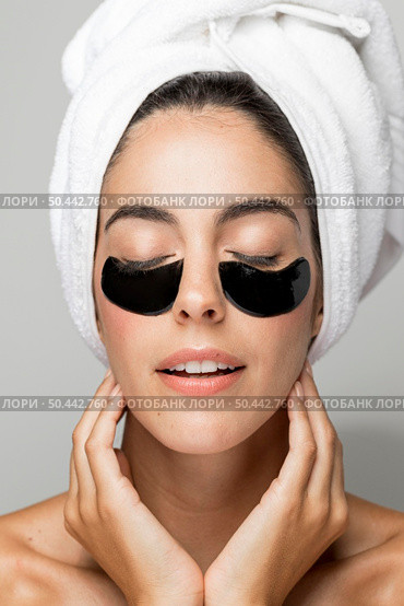 woman with beauty eye patches. Стоковое фото, агентство Ingram Publishing / Фотобанк Лори