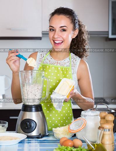 Woman with blender at kitchen. Стоковое фото, фотограф Яков Филимонов / Фотобанк Лори