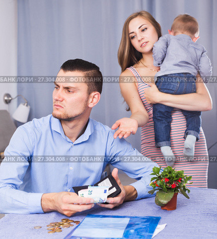 woman with crying son extorting money. Стоковое фото, фотограф Яков Филимонов / Фотобанк Лори