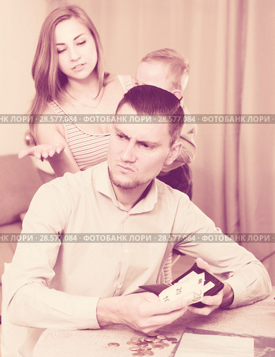 woman with crying son extorting money. Стоковое фото, фотограф Яков Филимонов / Фотобанк Лори