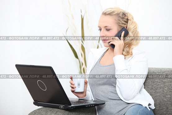 Woman with cup and computer. Стоковое фото, агентство Ingram Publishing / Фотобанк Лори