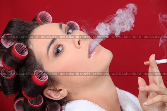 woman with curlers in her hair smoking. Стоковое фото, агентство Ingram Publishing / Фотобанк Лори