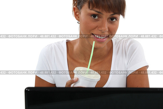 Woman with drink and computer. Стоковое фото, агентство Ingram Publishing / Фотобанк Лори