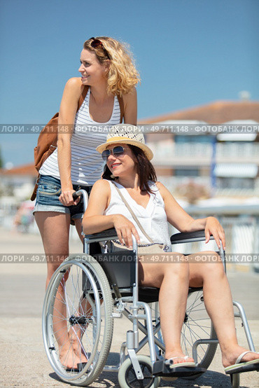 woman with friend in a wheelchair on a summer outing. Стоковое фото, агентство Ingram Publishing / Фотобанк Лори