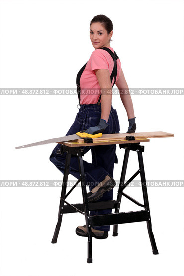 Woman with handsaw. Стоковое фото, агентство Ingram Publishing / Фотобанк Лори