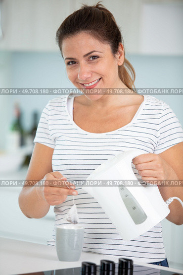 woman with is soaking tea bag preparing hot tea. Стоковое фото, агентство Ingram Publishing / Фотобанк Лори
