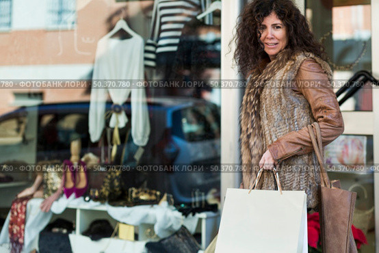 woman with shopping bags walking boutique. Стоковое фото, агентство Ingram Publishing / Фотобанк Лори