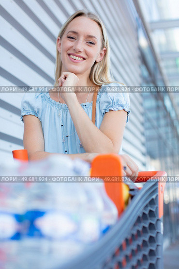 woman with shopping cart posed outdoor market near car parking. Стоковое фото, агентство Ingram Publishing / Фотобанк Лори