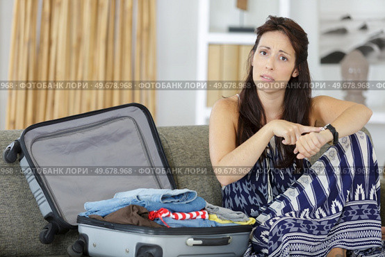 woman with suitcase looking worried. Стоковое фото, агентство Ingram Publishing / Фотобанк Лори