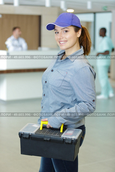 woman with toolkit or toolbox at the hospital. Стоковое фото, агентство Ingram Publishing / Фотобанк Лори