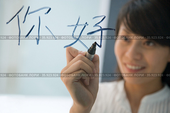 Woman writing hello in Chinese. Стоковое фото, фотограф Shannon Fagan / Ingram Publishing / Фотобанк Лори