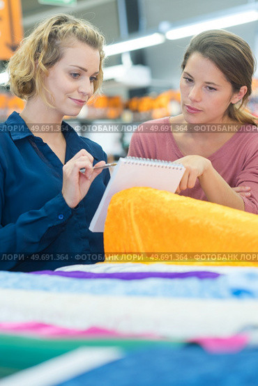 women chooses tissue at store. Стоковое фото, агентство Ingram Publishing / Фотобанк Лори