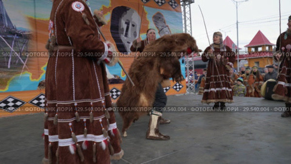 Women dancing in national clothing indigenous inhabitants Kamchatka (2018 год). Редакционное видео, видеограф А. А. Пирагис / Фотобанк Лори