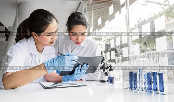women working chemical project new discovery. Стоковое фото, агентство Ingram Publishing / Фотобанк Лори