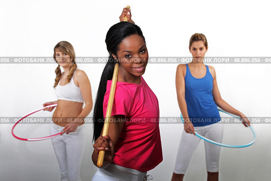 Women working out with hula-hoops. Стоковое фото, агентство Ingram Publishing / Фотобанк Лори