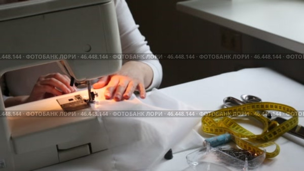 Women's hands sew on a sewing machine. Faceless. Fashion, creation and tailoring. Стоковое видео, видеограф Кутина Татьяна / Фотобанк Лори