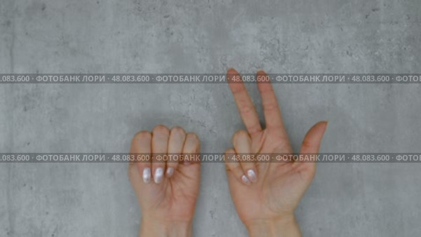 Women's hands take turns showing fingers from one to ten, gestures. Стоковое видео, видеограф Катерина Белякина / Фотобанк Лори