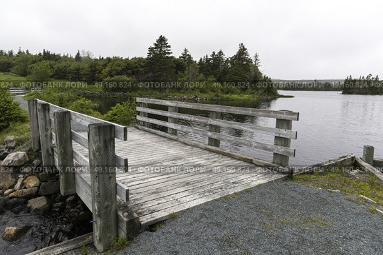 Wooden footbridge over river, Jeddore Oyster Ponds, Nova Scotia, Canada. Стоковое фото, агентство Ingram Publishing / Фотобанк Лори