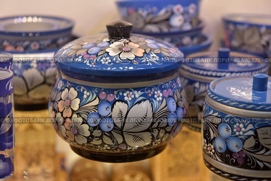 Wooden jars painted in Russian-style blue. Стоковое фото, фотограф Анна Кривицкая / Фотобанк Лори