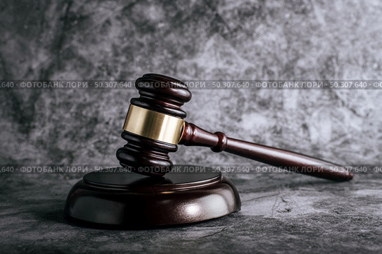 wooden judges gavel on table in a courtroom or enforcement office. Стоковое фото, агентство Ingram Publishing / Фотобанк Лори