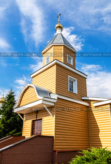 Wooden orthodox church against the sky (2018 год). Стоковое фото, фотограф FotograFF / Фотобанк Лори