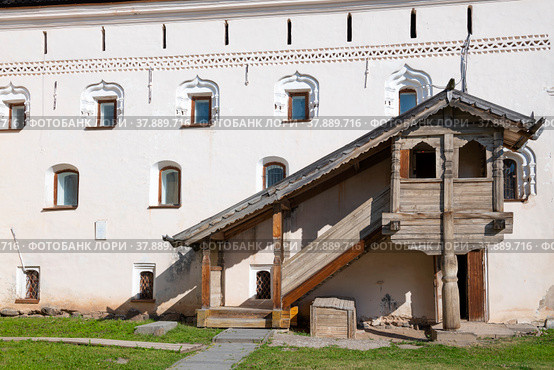 Wooden porch of an ancient building (XV-XVII centuries). Fragment of the Archbishop's Palace in the Kremlin of Veliky Novgorod. Russia (2022 год). Стоковое фото, фотограф Виктор Карасев / Фотобанк Лори