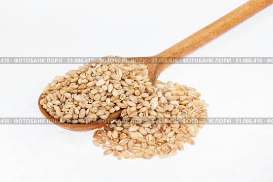Wooden spoon with pearl barley. Стоковое фото, фотограф Александр Собко / Фотобанк Лори