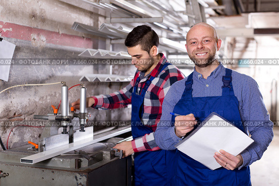Worker at factory with boss. Стоковое фото, фотограф Яков Филимонов / Фотобанк Лори