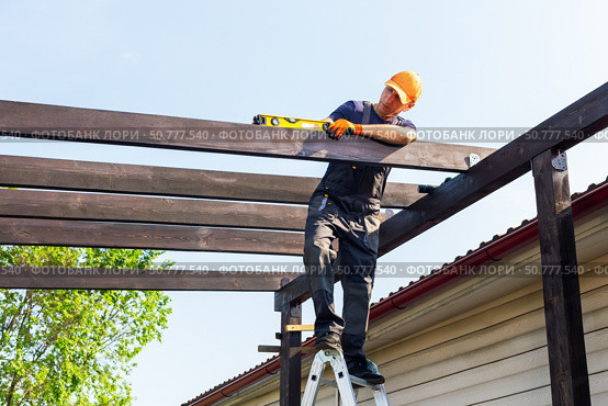 Worker building a gazebo. Стоковое фото, фотограф Сергей Чуйко / Фотобанк Лори