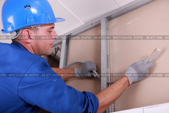 worker fixing something. Стоковое фото, агентство Ingram Publishing / Фотобанк Лори
