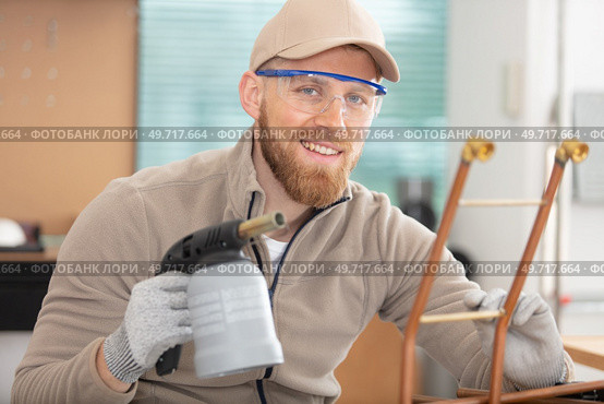 worker plumber using blowtorch for soldering copper fittings. Стоковое фото, агентство Ingram Publishing / Фотобанк Лори