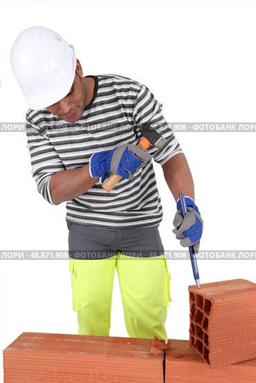 Worker using a hammer and chisel. Стоковое фото, агентство Ingram Publishing / Фотобанк Лори