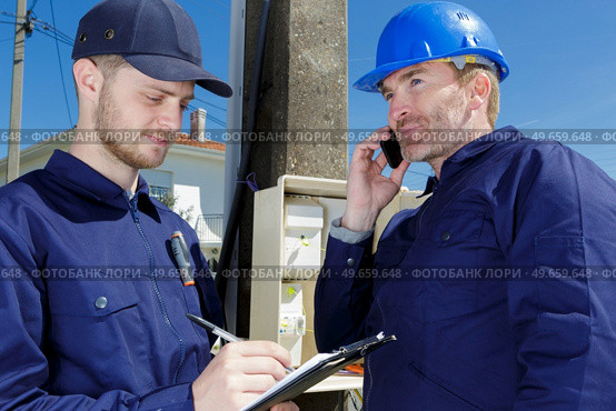workers next to transmission line tower. Стоковое фото, агентство Ingram Publishing / Фотобанк Лори