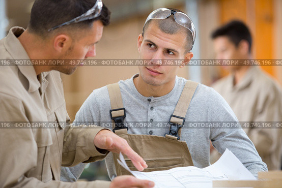 workers with paper in factory. Стоковое фото, агентство Ingram Publishing / Фотобанк Лори