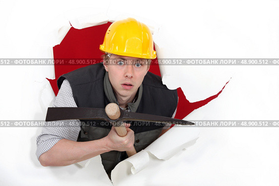 Workman with a pickaxe. Стоковое фото, агентство Ingram Publishing / Фотобанк Лори