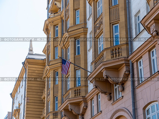 Wrapped around flagpole flag of the USA in Russia Moscow (2018 год). Стоковое фото, фотограф Фотограф / Фотобанк Лори