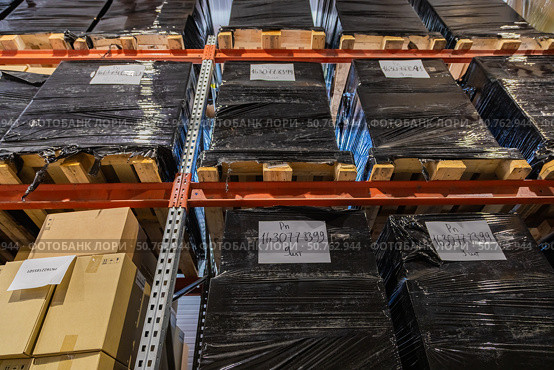 Wrapped pallets storing goods in a warehouse logistics center. Стоковое фото, фотограф Юрий Поздников / Фотобанк Лори
