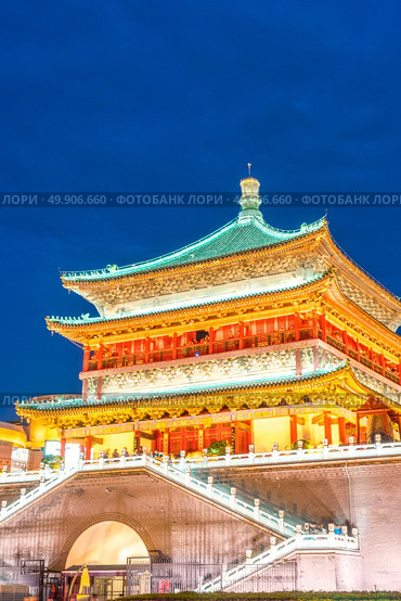 Xian bell tower (chonglou) in Xian ancient city of China at dusk. Стоковое фото, агентство Ingram Publishing / Фотобанк Лори