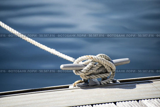 Yacht rope cleat detail image. Стоковое фото, агентство Ingram Publishing / Фотобанк Лори
