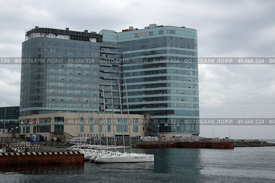Яхты у причала в Спортивной гавани Владивостока (2022 год). Редакционное фото, фотограф Free Wind / Фотобанк Лори