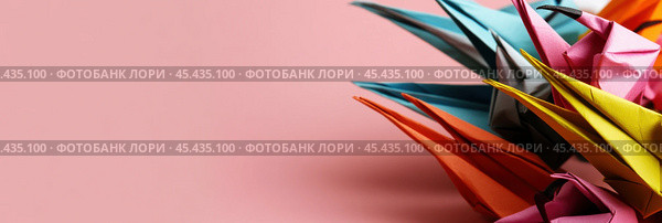Яркая коллекция оригами-журавликов на розовом фоне для креативного весеннего декора и дизайна. Стоковое AI-изображение, AI-художник ФотоИнтеллект / Фотобанк Лори
