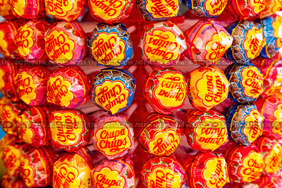 Яркий абстрактный фон из леденцов на палочке Chupa Chups (2019 год). Редакционное фото, фотограф Лариса Гордеева / Фотобанк Лори