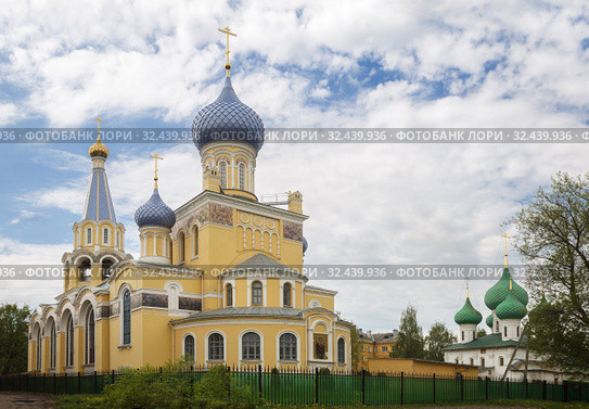 Yaroslavl, two churches of John Postnik (Andrew of Crete) of the beginning of the 20th century and Nicholas the Wonderworker in Melenki of the 17th century (2019 год). Стоковое фото, фотограф Юлия Бабкина / Фотобанк Лори
