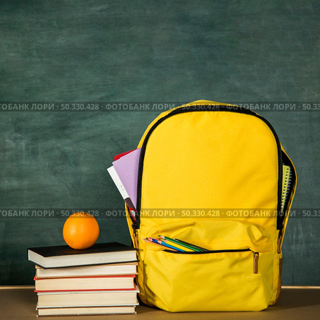 yellow backpack stack books orange. High resolution photo. yellow backpack stack books orange. High quality photo. Стоковое фото, агентство Ingram Publishing / Фотобанк Лори