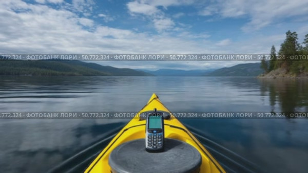 Yellow kayak navigating calm lake with mobile phone on deck. Стоковое AI-видео, аниматор Юрий Поздников / Фотобанк Лори